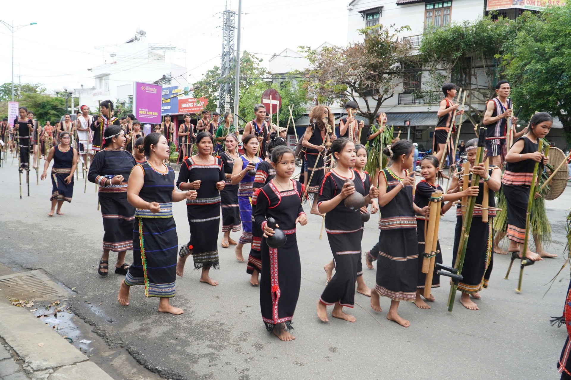 da sac mau van hoa tai le hoi duong pho kon tum hinh 12