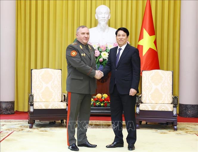chu tich nuoc luong cuong tiep xa giao bo truong bo quoc phong belarus hinh 1
