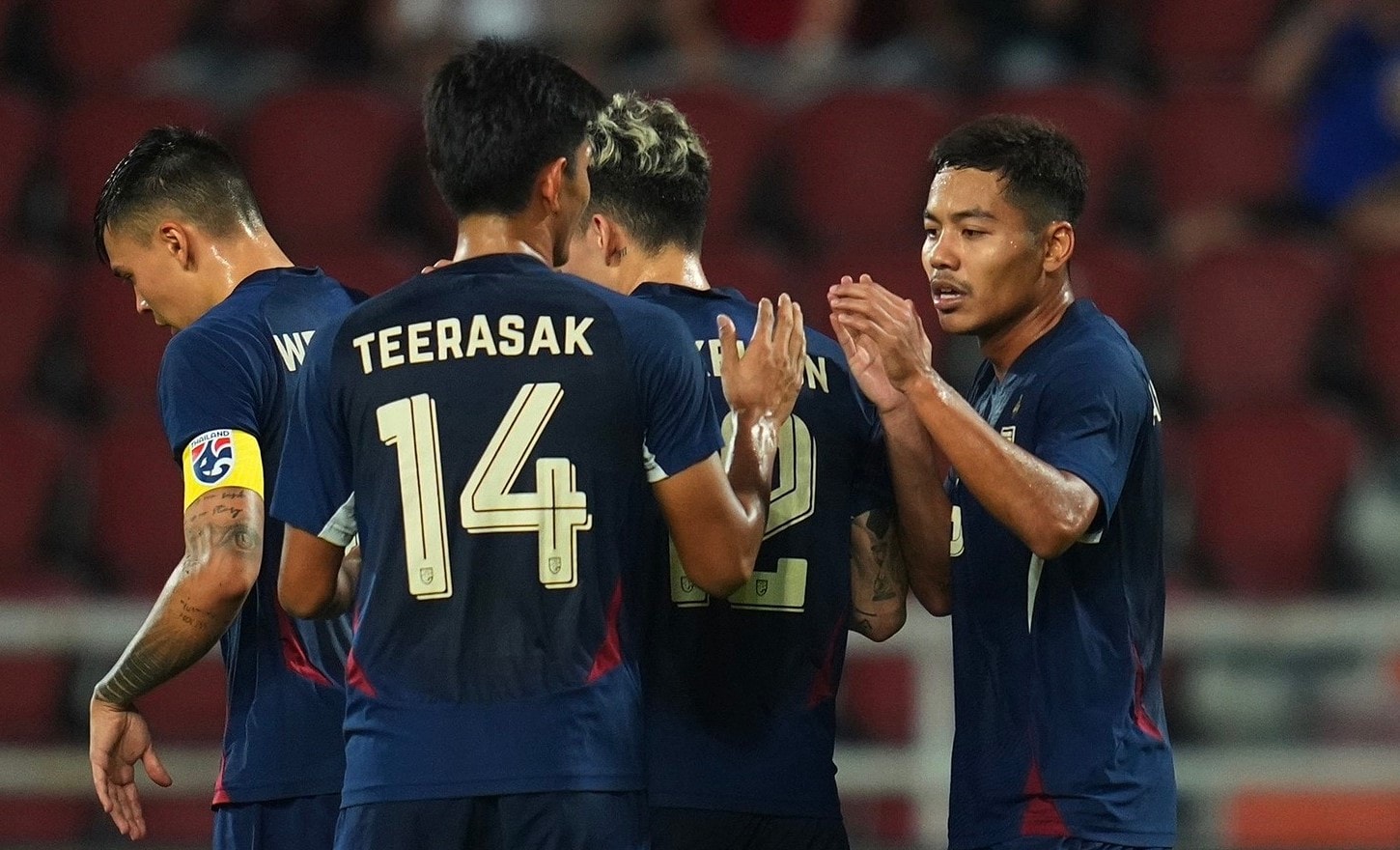 aff cup 2024 thai lan toan thang singapore qua cam vao ban ket hinh 1