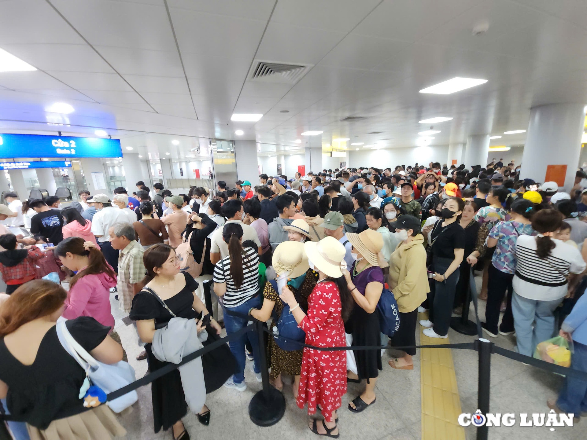 hang nghin nguoi dan tp hcm va cac tinh lan can xep hang cho trai nghiem metro so 1 ben thanh suoi tien hinh 14