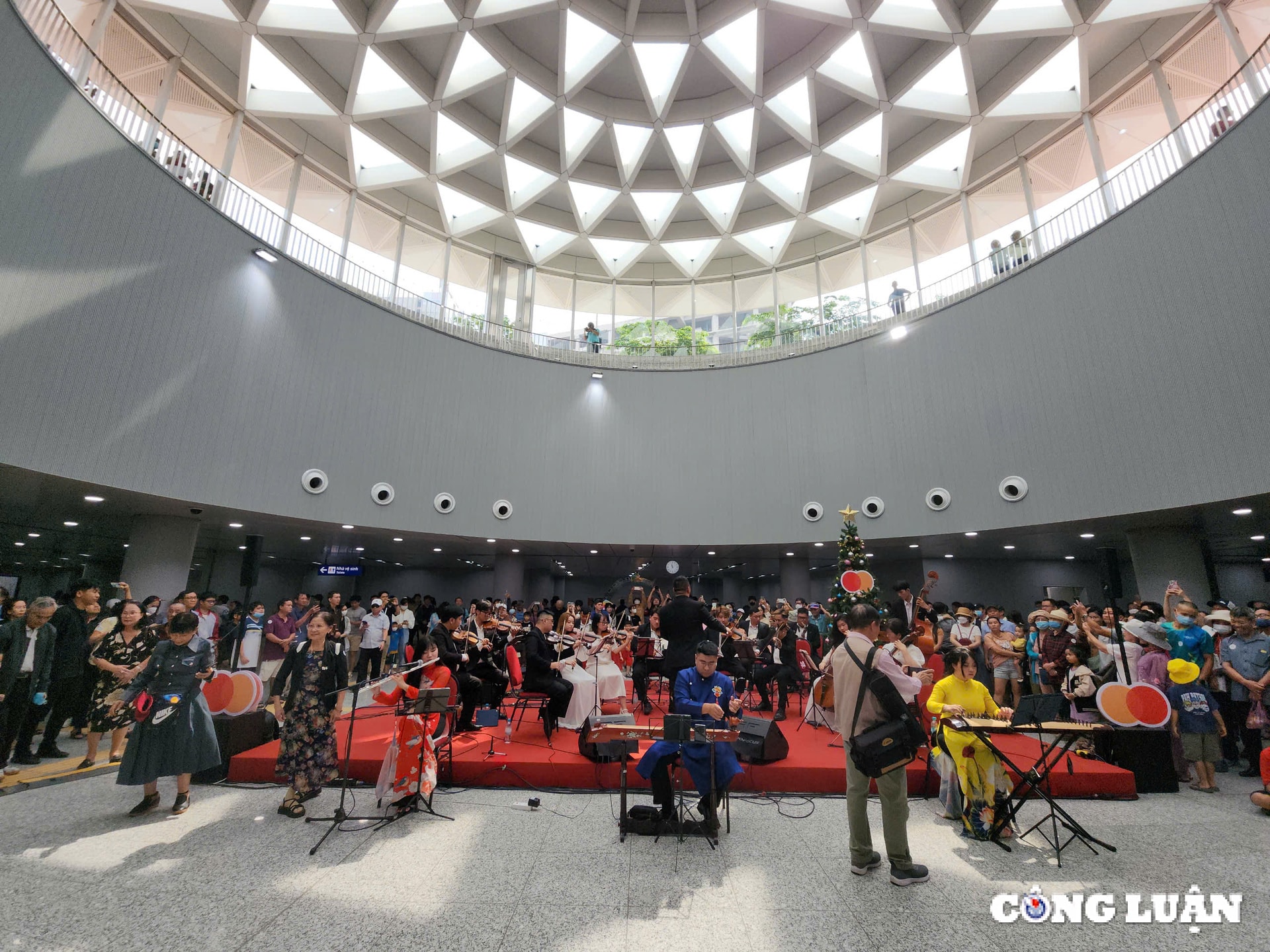 hang nghin nguoi dan tp hcm va cac tinh lan can xep hang cho trai nghiem metro so 1 ben thanh suoi tien hinh 15