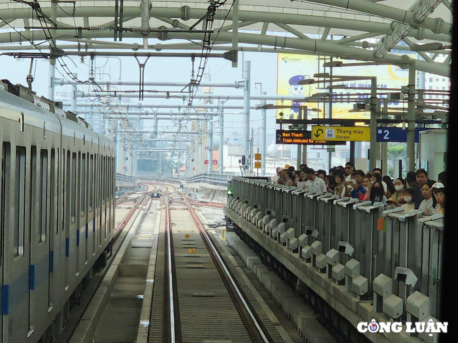 hang nghin nguoi dan tp hcm va cac tinh lan can xep hang cho trai nghiem metro so 1 ben thanh suoi tien hinh 10