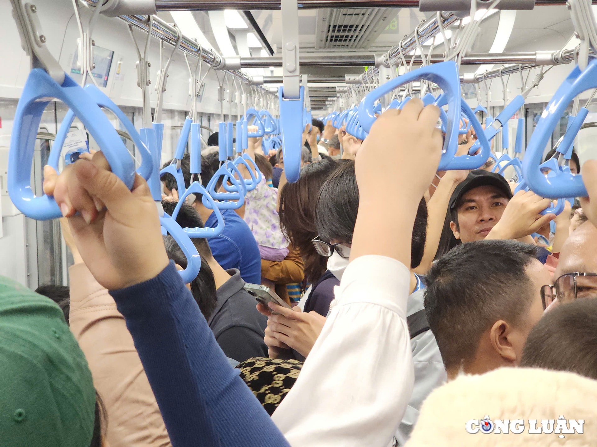 hang nghin nguoi dan tp hcm va cac tinh lan can xep hang cho trai nghiem metro so 1 ben thanh suoi tien hinh 9