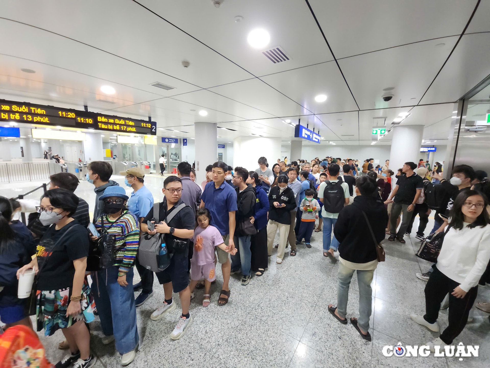 hang nghin nguoi dan tp hcm va cac tinh lan can xep hang cho trai nghiem metro so 1 ben thanh suoi tien hinh 13