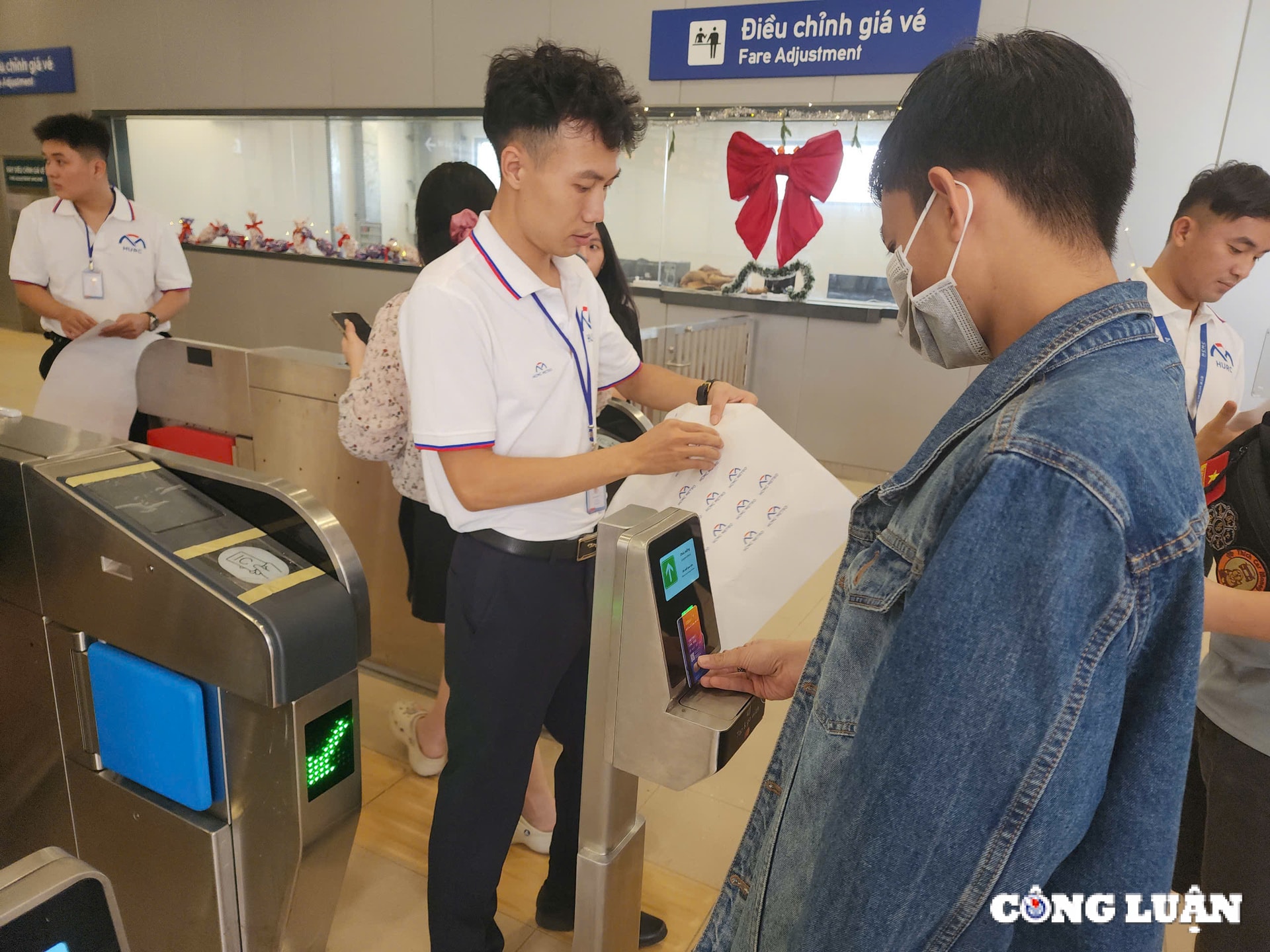 hang nghin nguoi dan tp hcm va cac tinh lan can xep hang cho trai nghiem metro so 1 ben thanh suoi tien hinh 3
