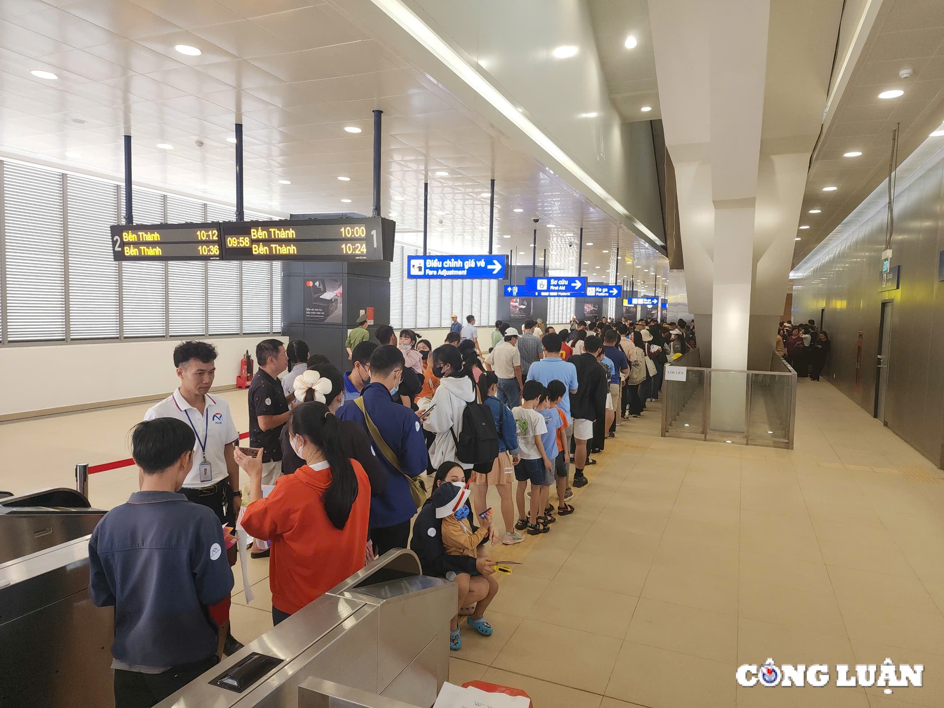 hang nghin nguoi dan tp hcm va cac tinh lan can xep hang cho trai nghiem metro so 1 ben thanh suoi tien hinh 1