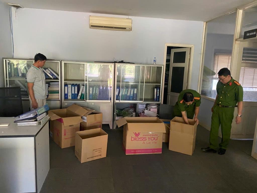 bat tong giam doc cong ty giang dien va dong pham ve hanh vi lua dao mua ban dat nen hinh 1