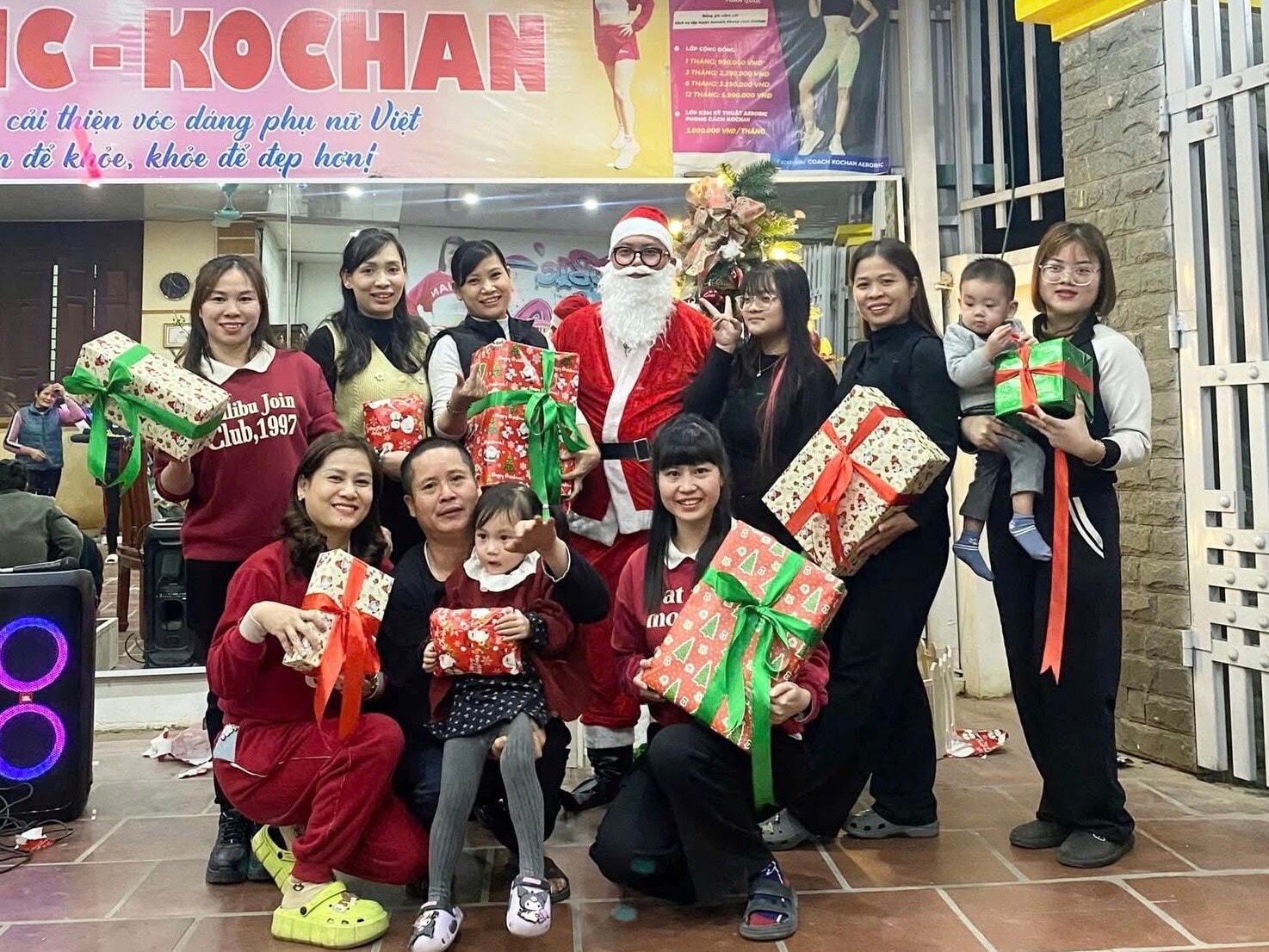 ong gia noel chay show phat qua kiem tien trieu moi ngay hinh 3