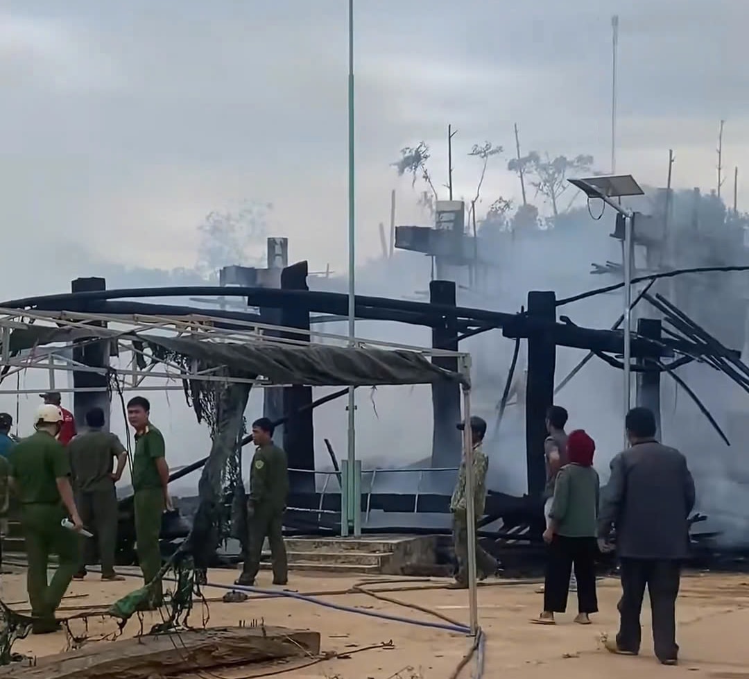 kon tum ngon lua giua trua thieu rui nha rong lang kon jong hinh 2