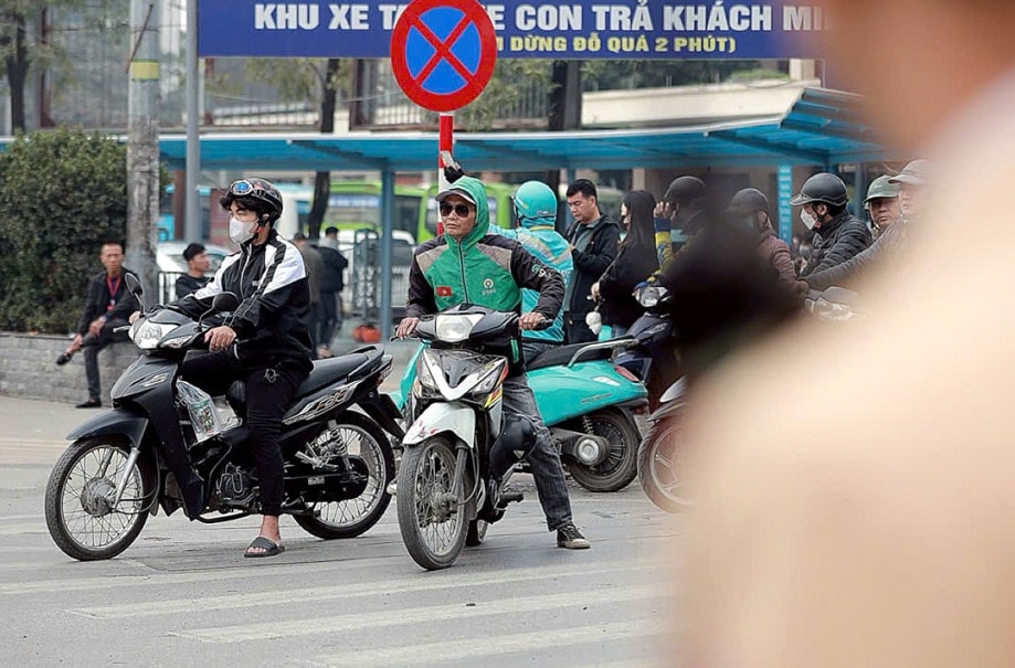 ha noi tinh trang xe om cong nghe vi pham trat tu an toan giao thong dien ra pho bien hinh 1