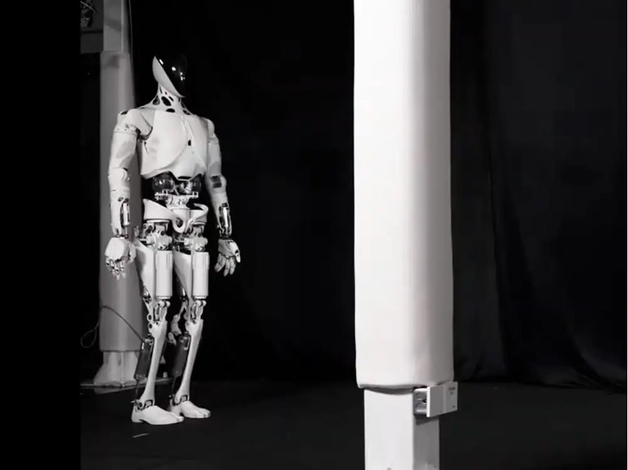 tesla doi mat voi lan song cac doi thu o to trung quoc trong cuoc dua robot hinh nguoi hinh 1