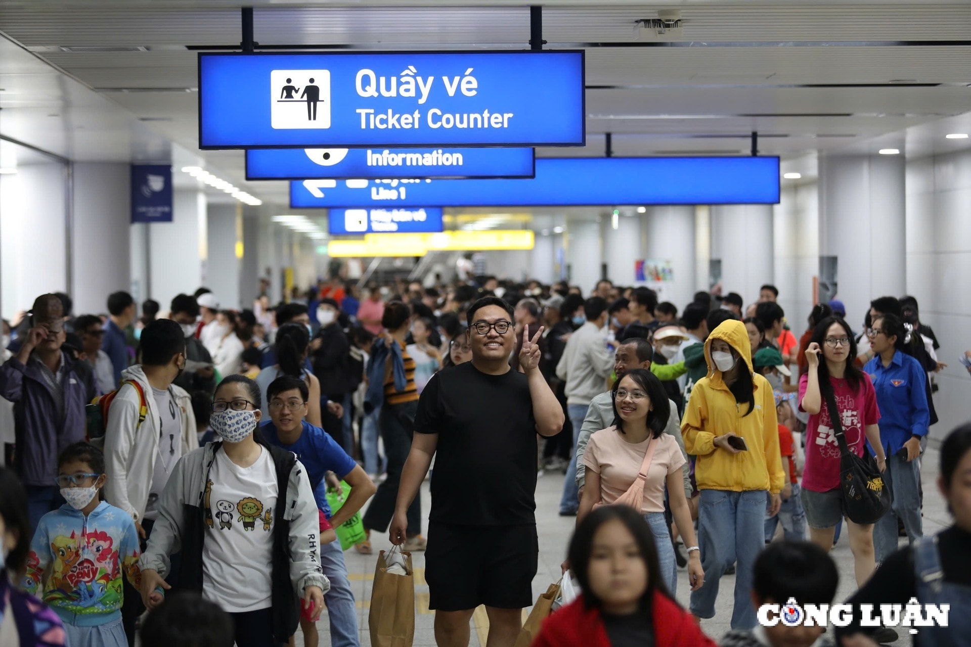 tp hcm dong nghit khach do ve trai nghiem metro so 1 ngay cuoi tuan hinh 9