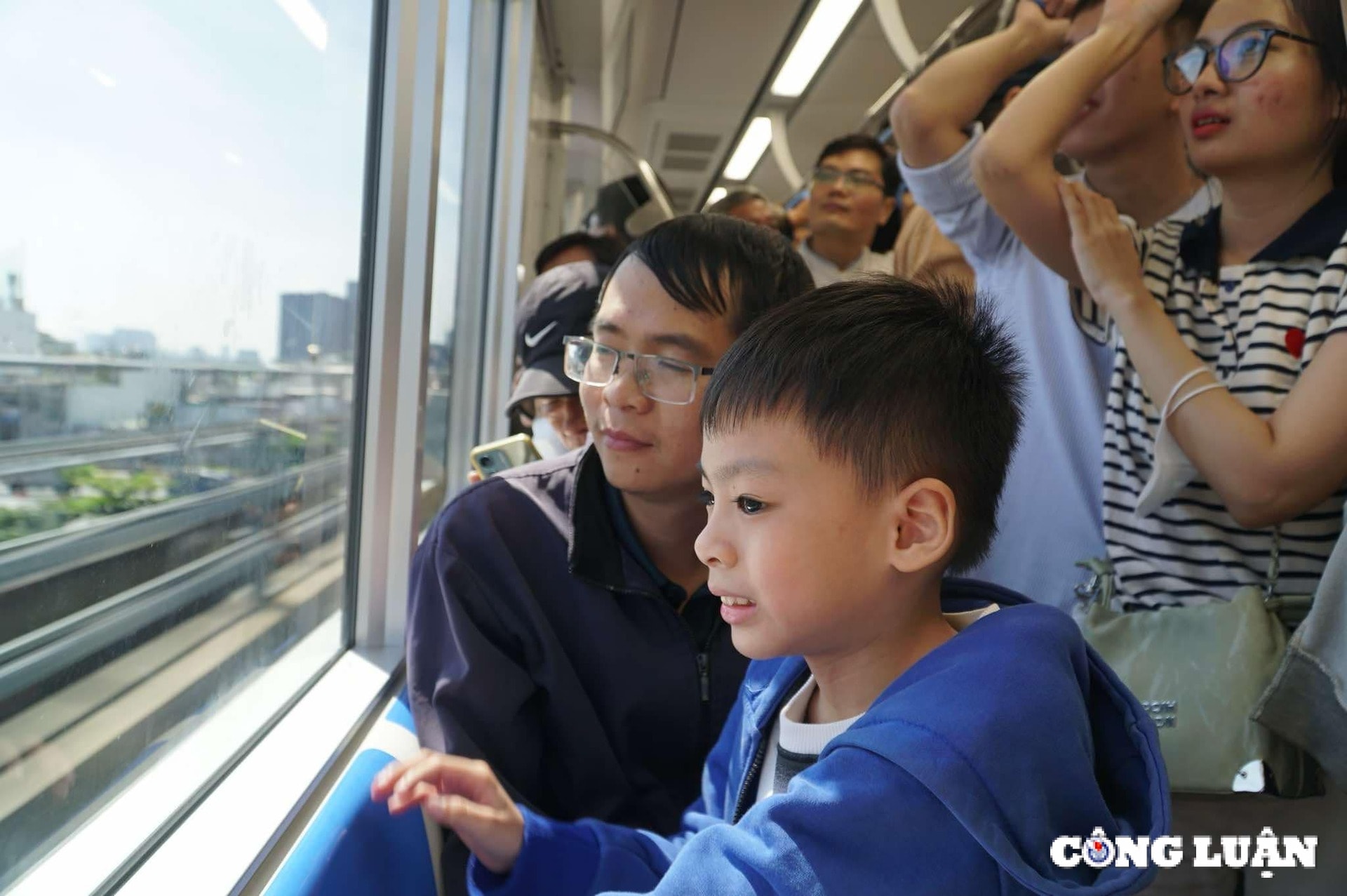 tp hcm dong nghit khach do ve trai nghiem metro so 1 ngay cuoi tuan hinh 10