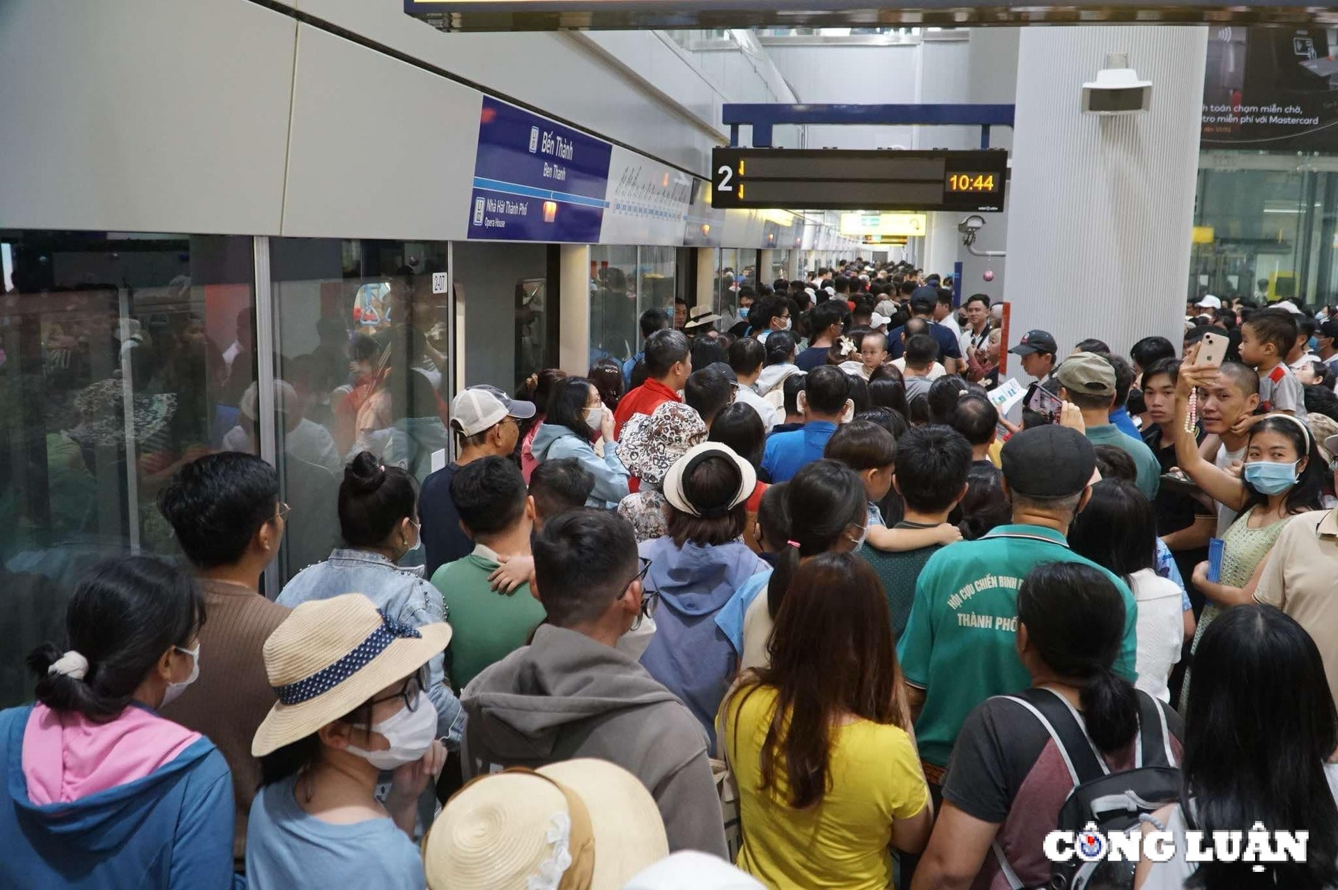 tp hcm dong nghit khach do ve trai nghiem metro so 1 ngay cuoi tuan hinh 3