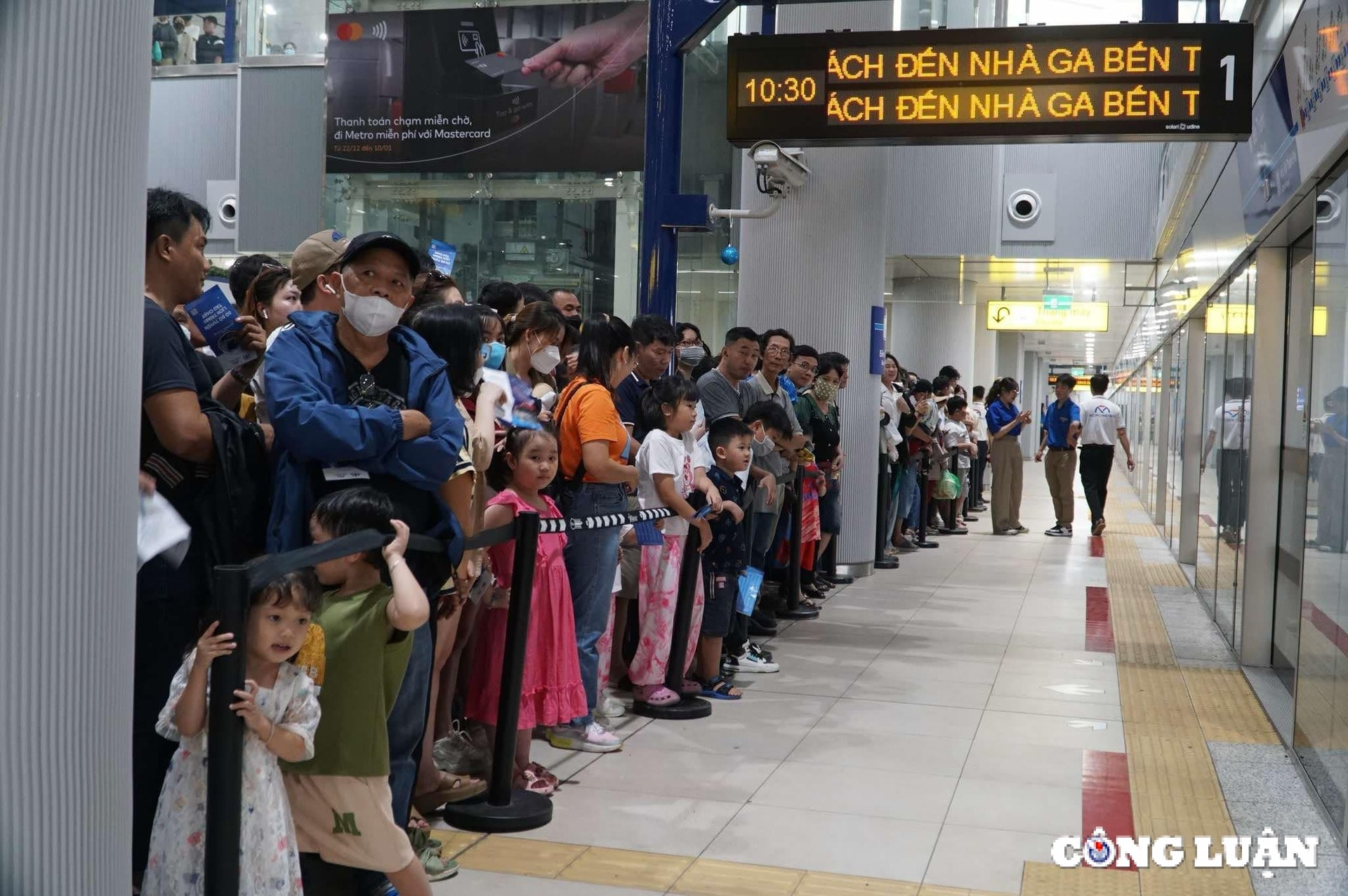 tp hcm dong nghit khach do ve trai nghiem metro so 1 ngay cuoi tuan hinh 2