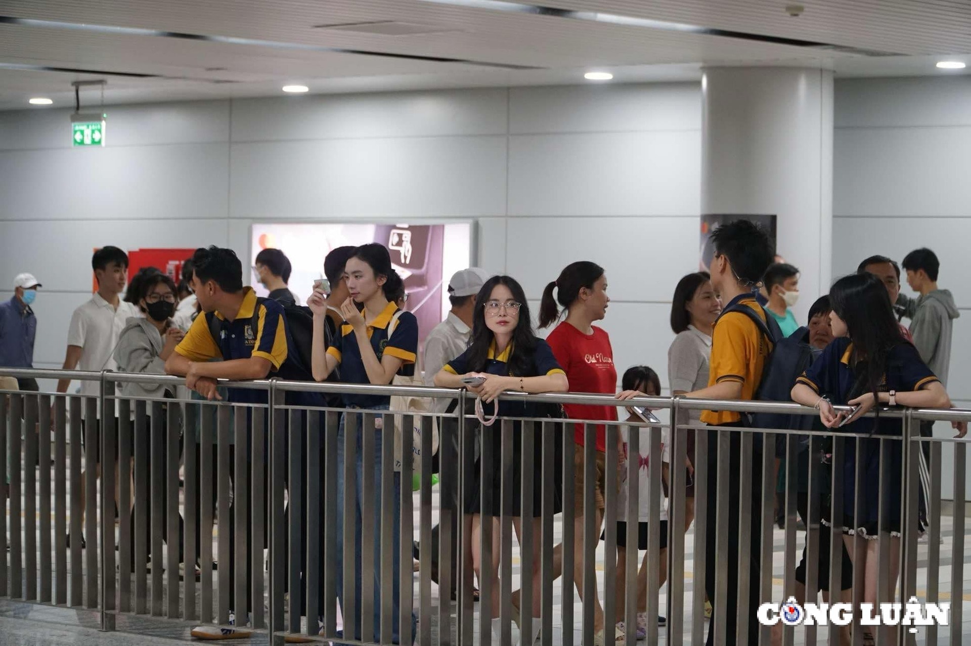 tp hcm dong nghit khach do ve trai nghiem metro so 1 ngay cuoi tuan hinh 7