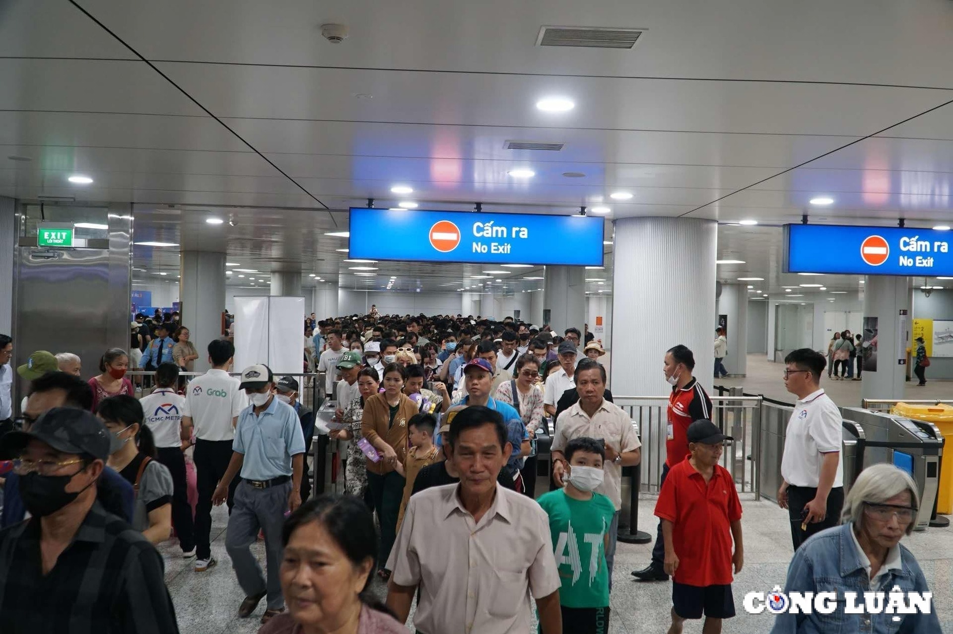 tp hcm dong nghit khach do ve trai nghiem metro so 1 ngay cuoi tuan hinh 4