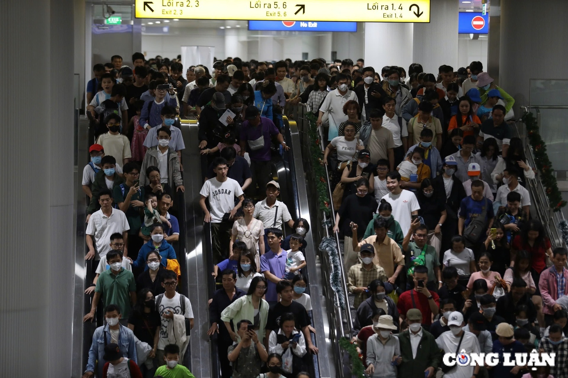 tp hcm dong nghit khach do ve trai nghiem metro so 1 ngay cuoi tuan hinh 1