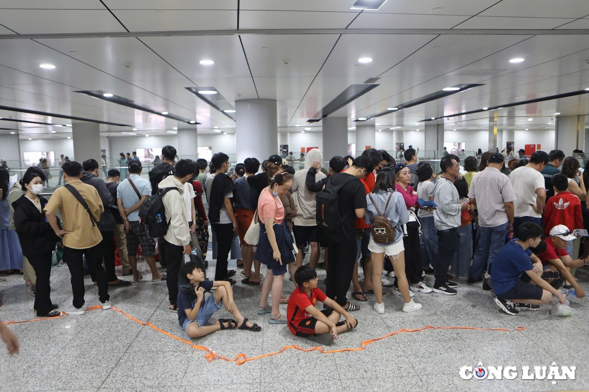 tp hcm dong nghit khach do ve trai nghiem metro so 1 ngay cuoi tuan hinh 5