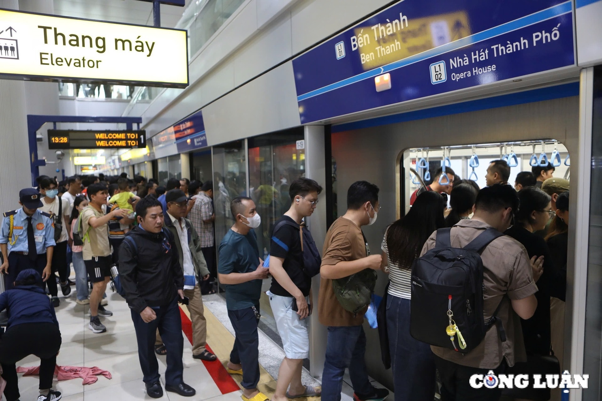 tp hcm dong nghit khach do ve trai nghiem metro so 1 ngay cuoi tuan hinh 8