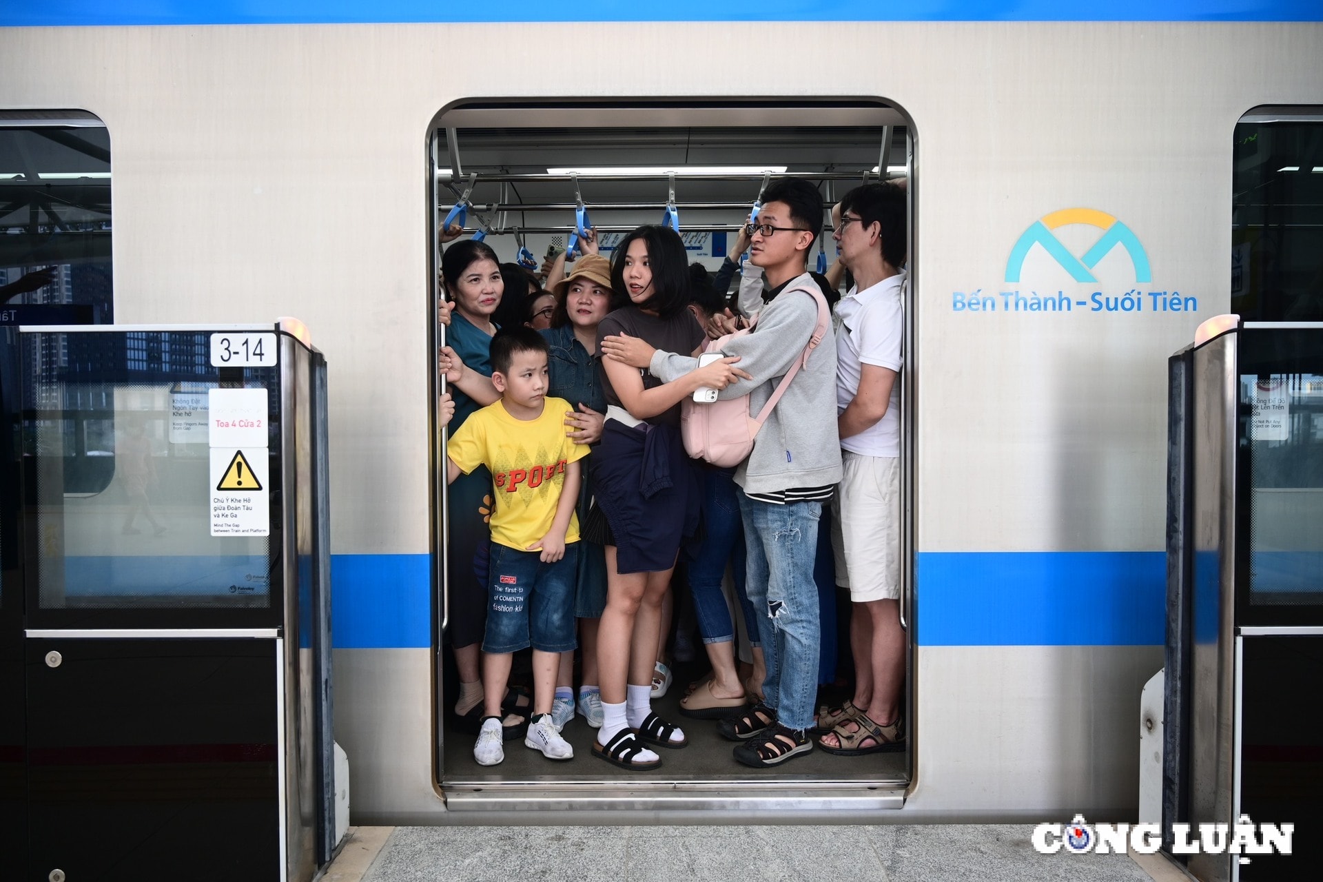 tp hcm dong nghit khach do ve trai nghiem metro so 1 ngay cuoi tuan hinh 11