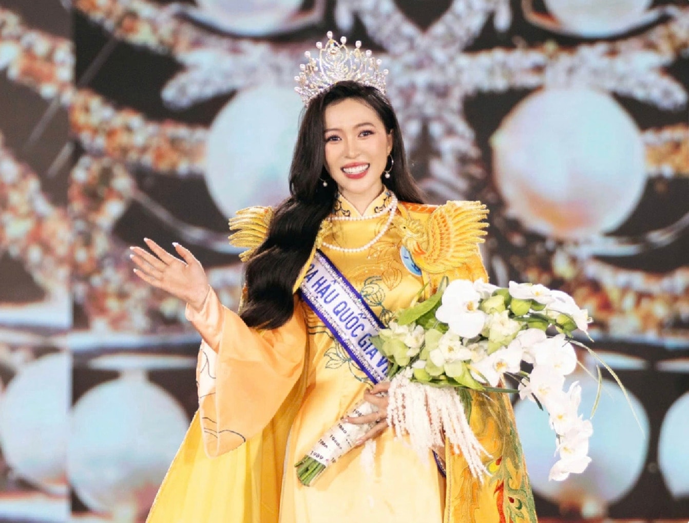 chiem nguong nhan sac doi thuong cua tan hoa hau quoc gia viet nam hinh 1