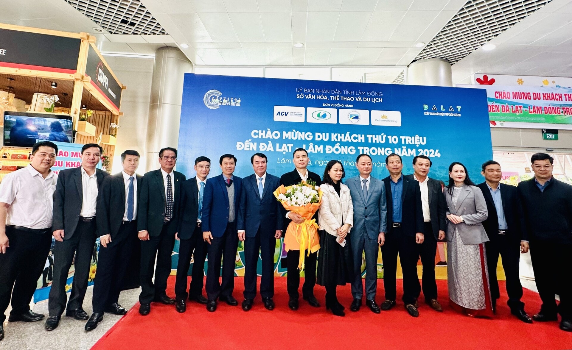 vietnam airlines phoi hop voi tinh lam dong chao don du khach thu 10 trieu hinh 1