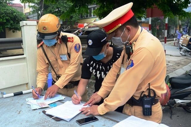tu 1 1 2025 nhieu loi vi pham ve trat tu an toan giao thong tang muc xu phat gap hang chuc lan hinh 1