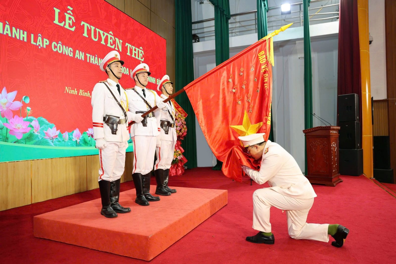 quyet dinh cua bo truong bo cong an ve thanh lap cong an thanh pho hoa lu hinh 2
