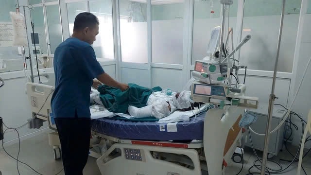 kon tum no binh ga 3 nguoi bi da chan thuong bong nang hinh 1