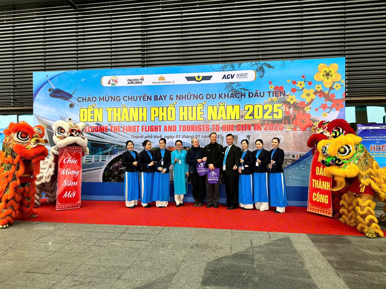 vietnam airlines chao don hanh khach dau nam moi lan toa niem vui khap moi mien dat nuoc hinh 1
