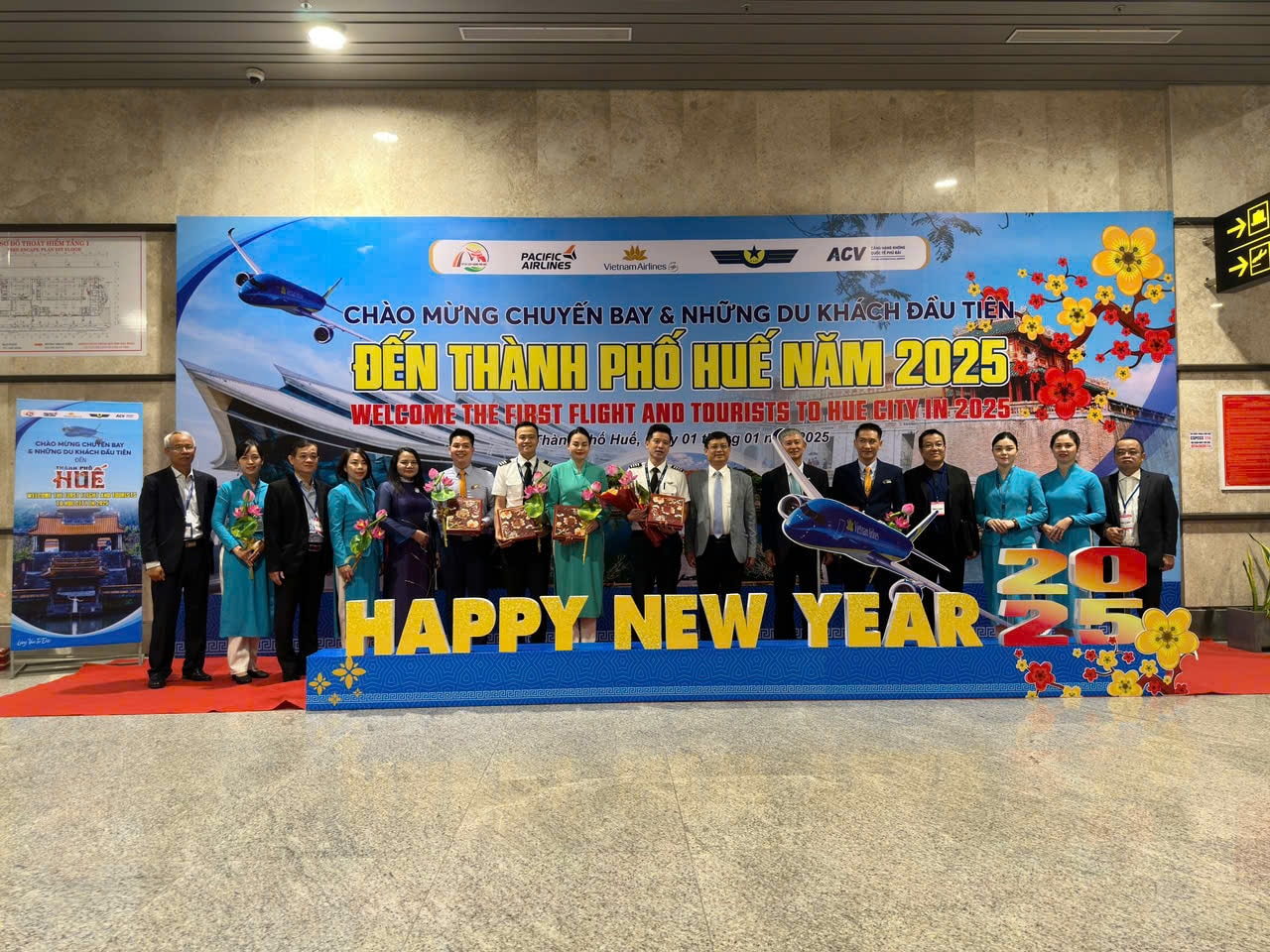 vietnam airlines chao don hanh khach dau nam moi lan toa niem vui khap moi mien dat nuoc hinh 2