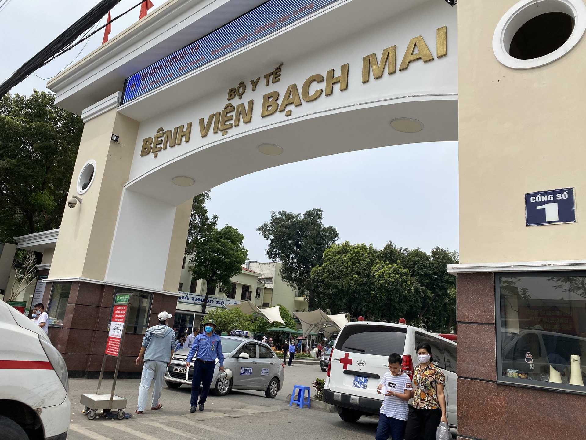 benh vien bach mai moi thau hai goi vat tu tri gia hon 400 ty dong hinh 1
