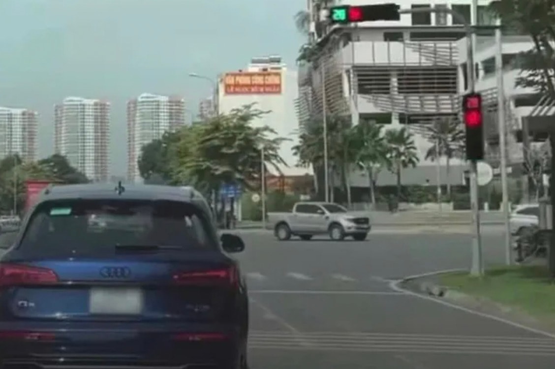 cong an tp hcm truy tim o to audi chay den dau den xanh den do hinh 1