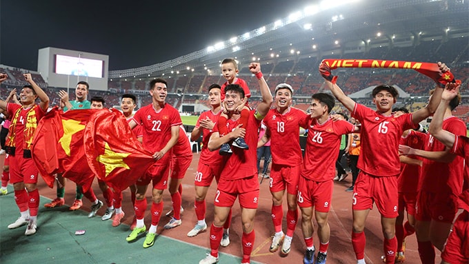 ha noi tang thuong 2 ty dong cho doi tuyen bong da viet nam hinh 1