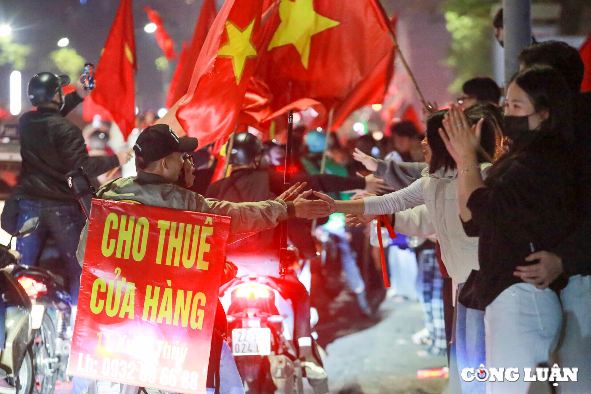 ha noi hang van nguoi dan do ra duong chuc mung doi tuyen viet nam luc nua dem hinh 8