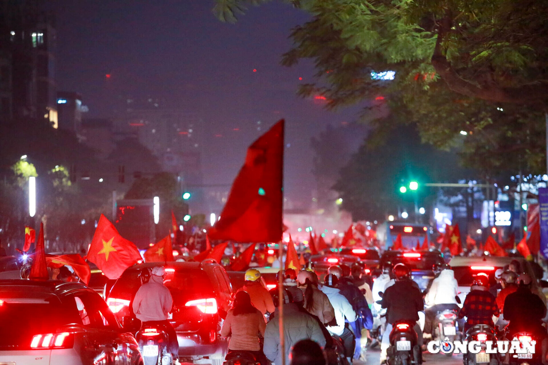 ha noi hang van nguoi dan do ra duong chuc mung doi tuyen viet nam luc nua dem hinh 5
