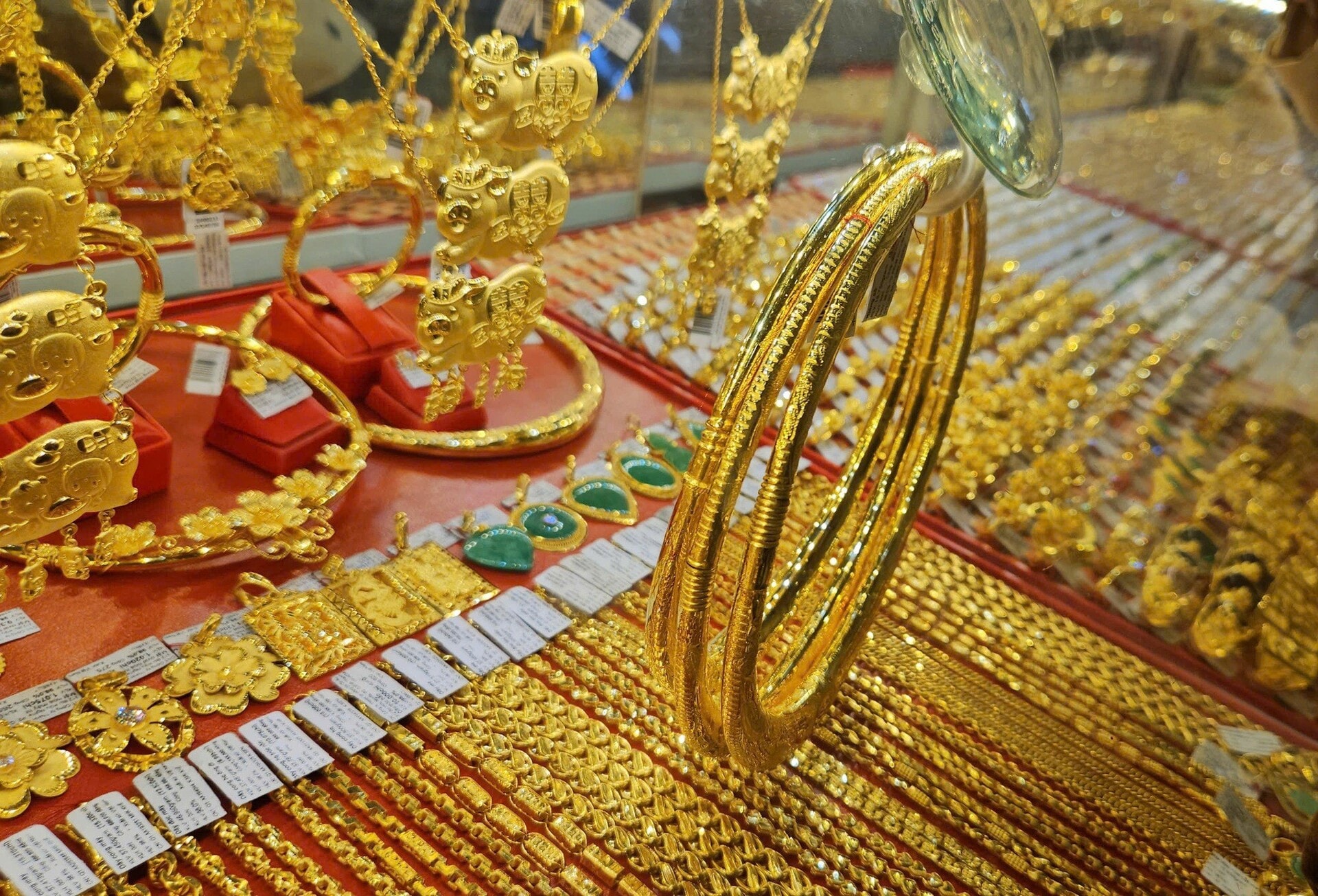 gia vang tang usd lai di xuong hinh 1