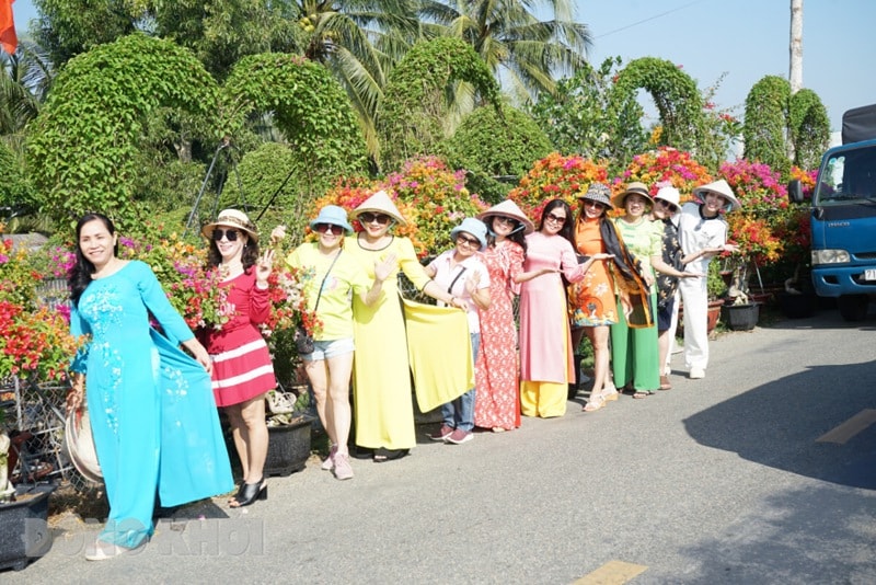 tung bung le hoi hoa kieng sac mau cho lach hinh 2