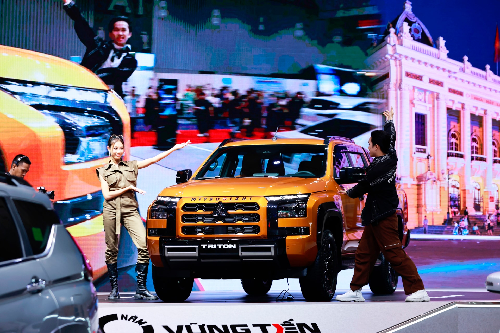 bo qua ranger bo doi hilux va triton dua gia gianh thi phan hinh 1