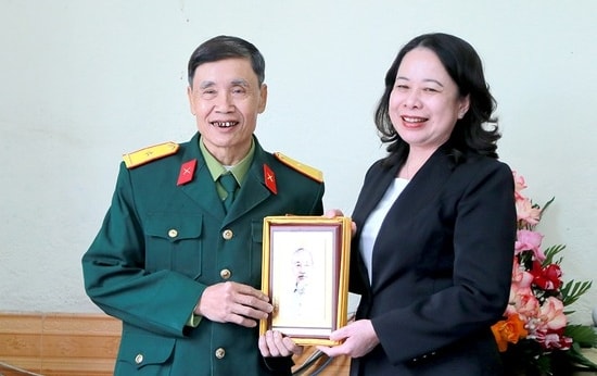 pho chu tich nuoc vo thi anh xuan tham chuc tet tai tinh phu tho hinh 4