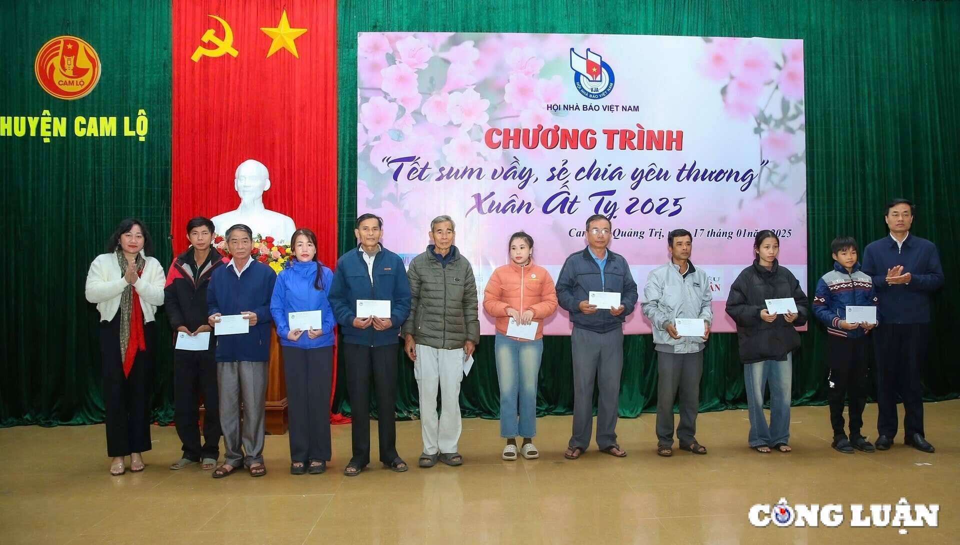 hoi nha bao viet nam gop tet am cho dong bao ngheo huyen cam lo tinh quang tri hinh 9