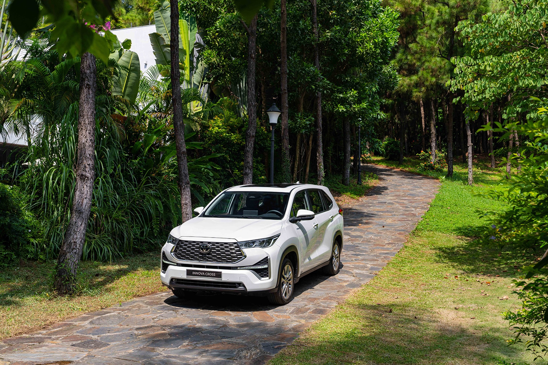 toyota innova cross co the som bi vuot mat o phan khuc o to hybrid pho thong hinh 1