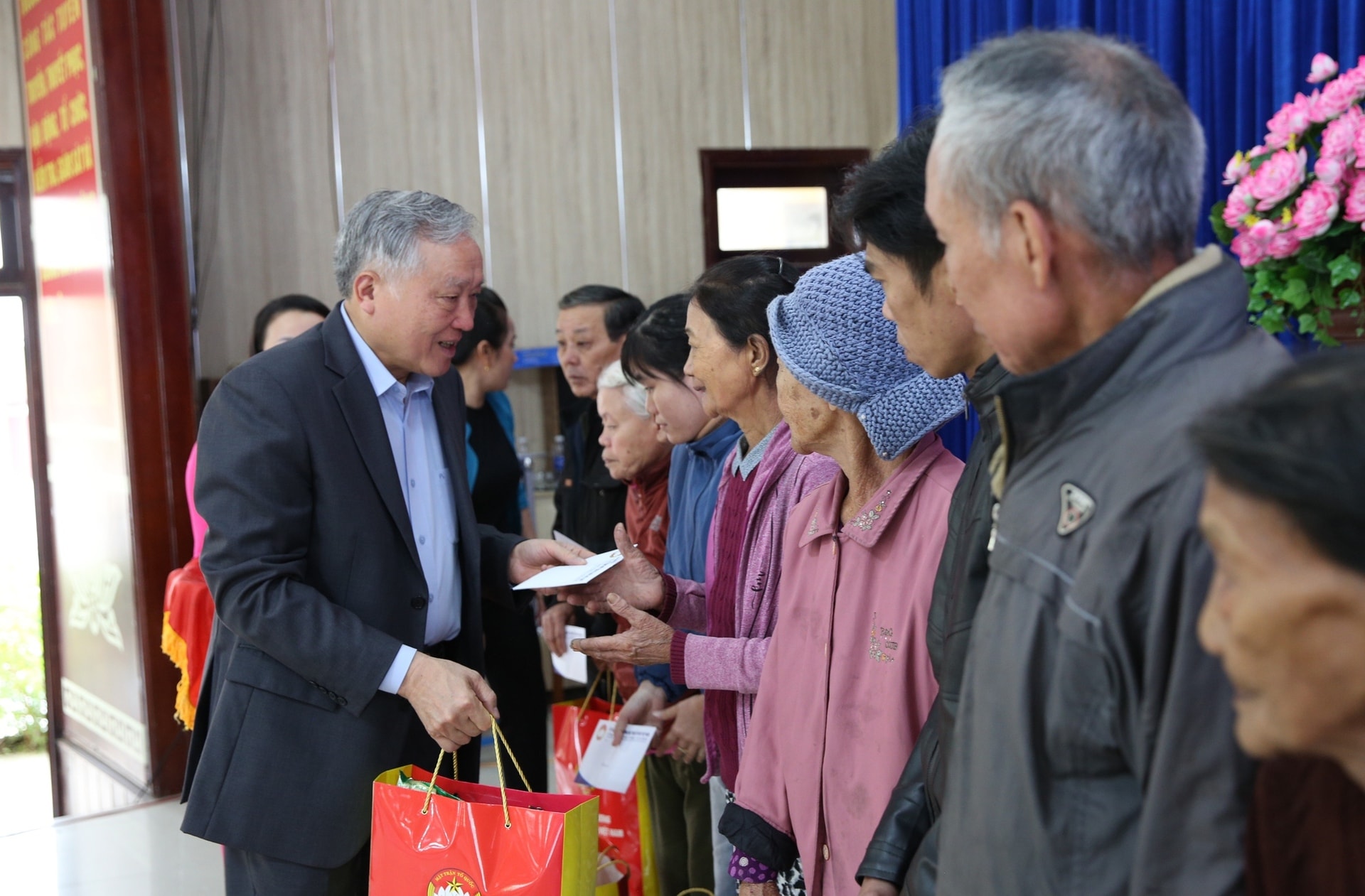 khong de ho dan nao thieu doi khong co tet phai toi lua tat den trong dip tet hinh 1