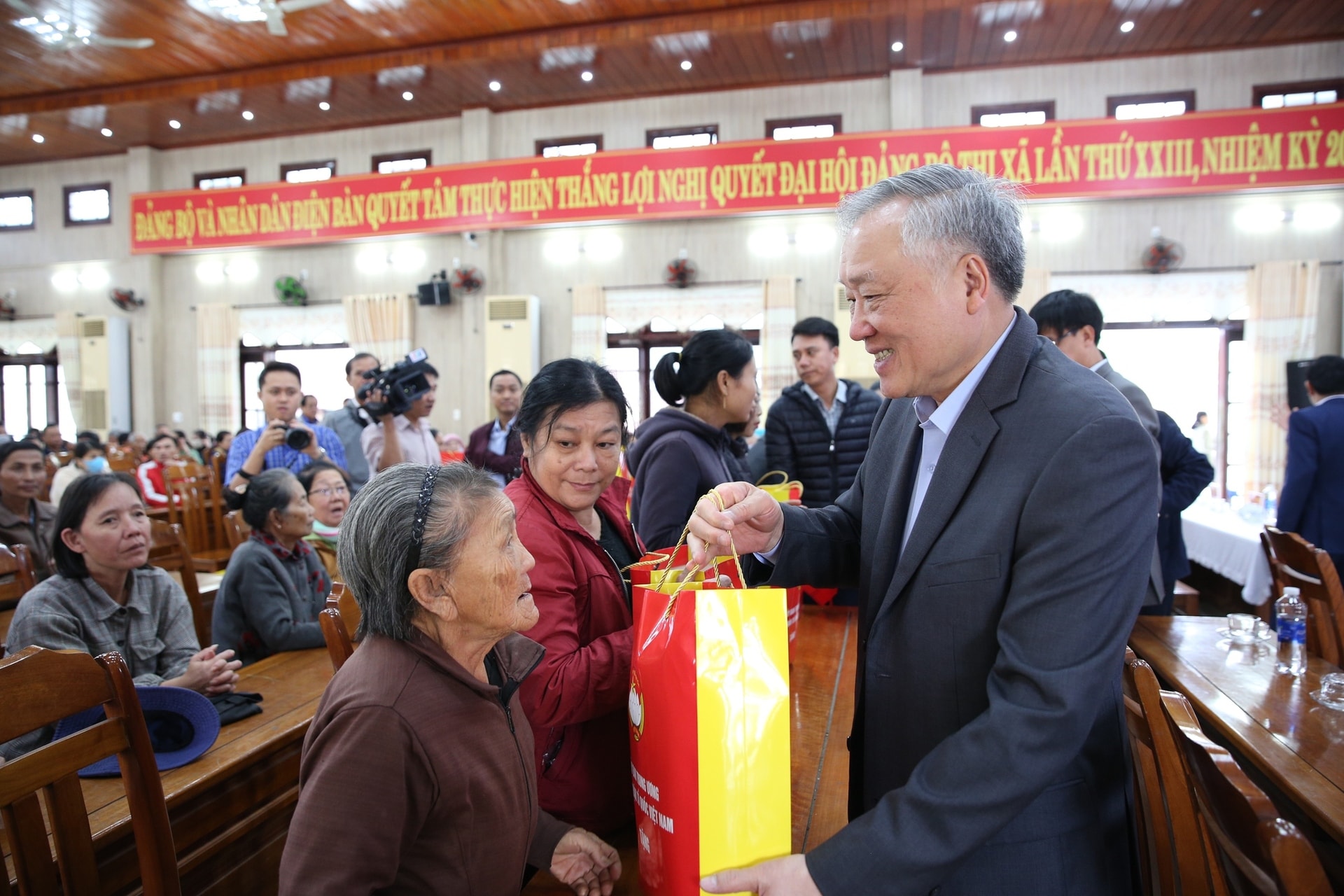 khong de ho dan nao thieu doi khong co tet phai toi lua tat den trong dip tet hinh 2