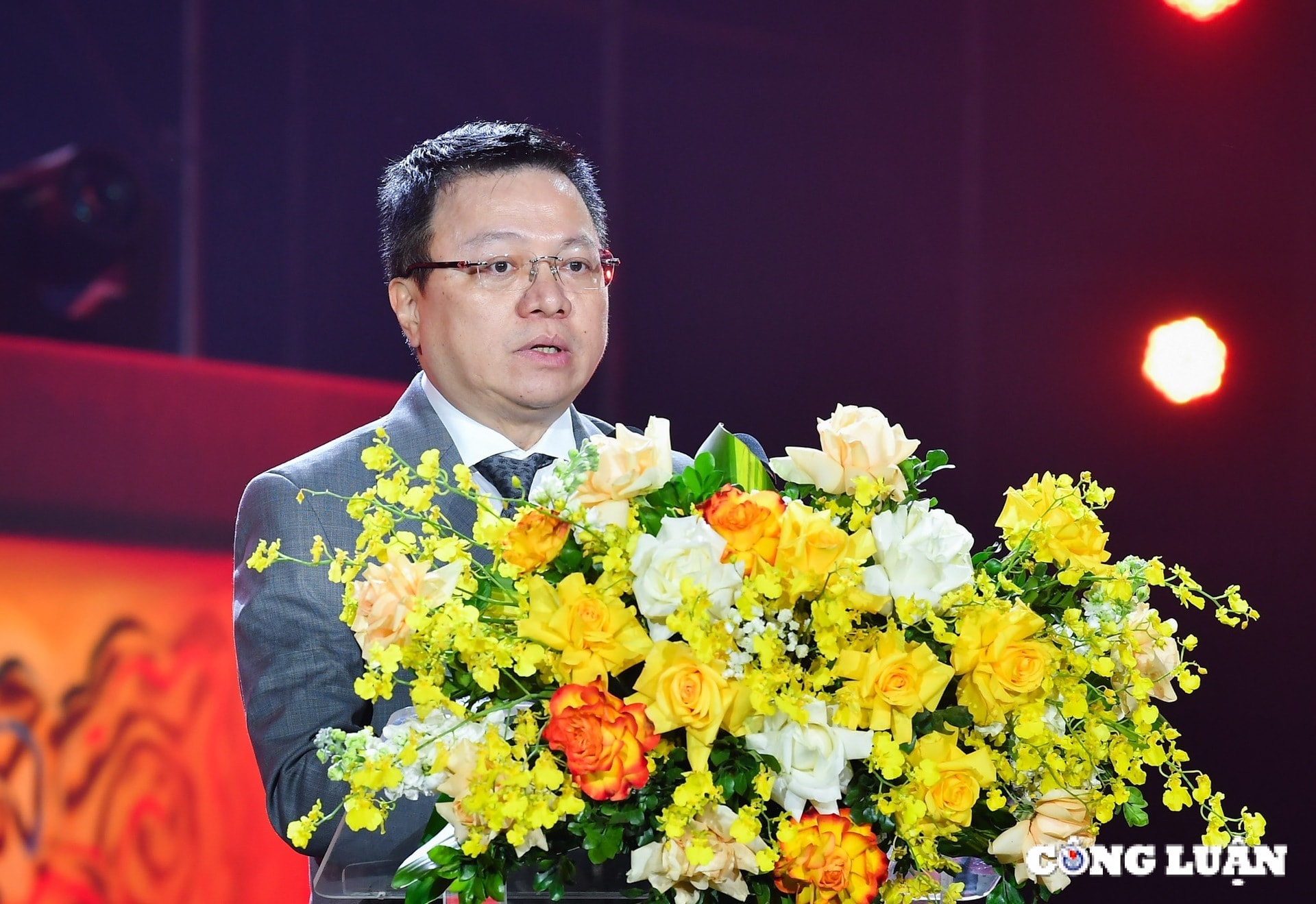 man nhan voi chuong trinh hoa nhac anh sang  chao nam moi 2025 hinh 3