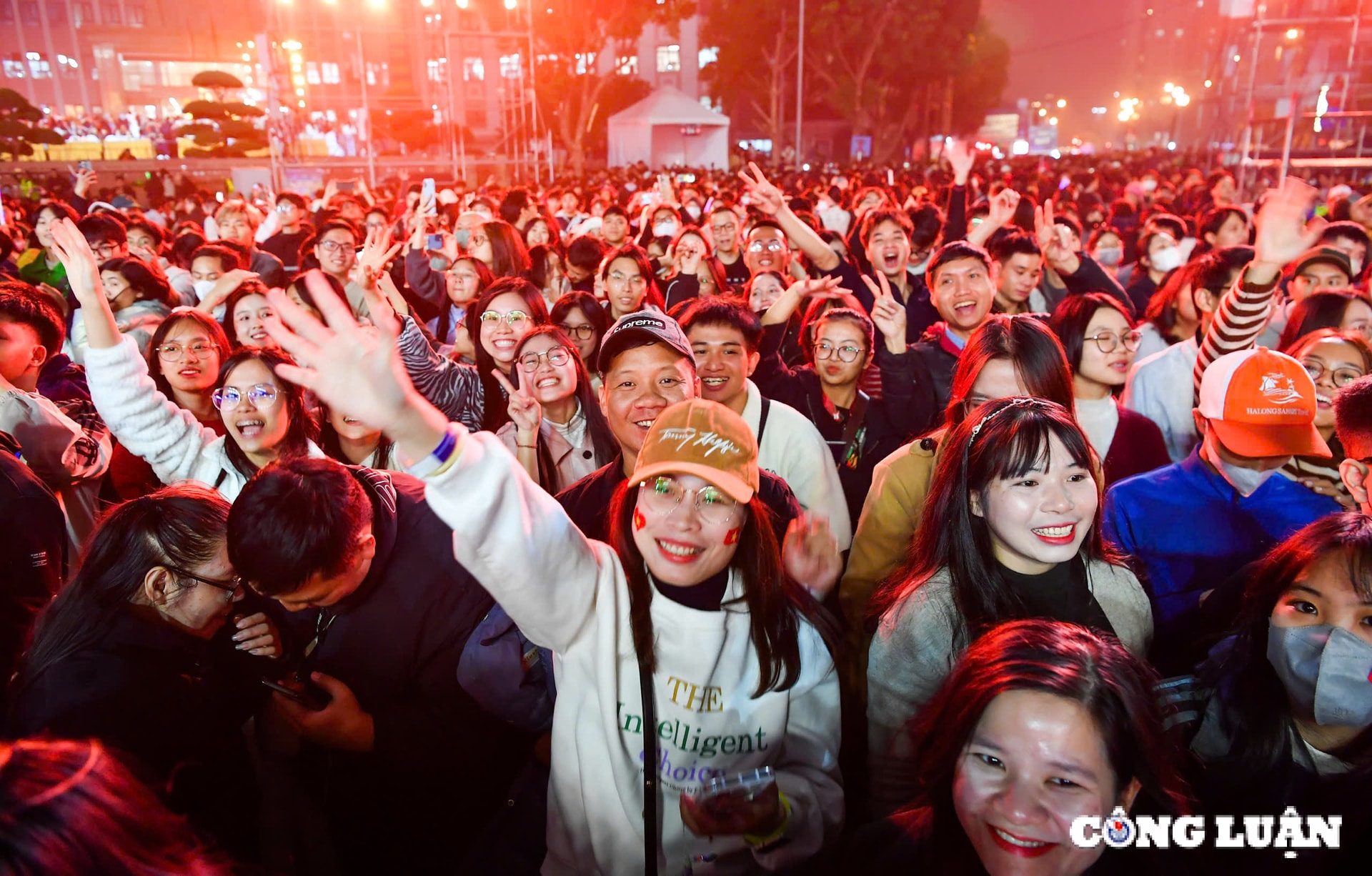 man nhan voi chuong trinh hoa nhac anh sang  chao nam moi 2025 hinh 2