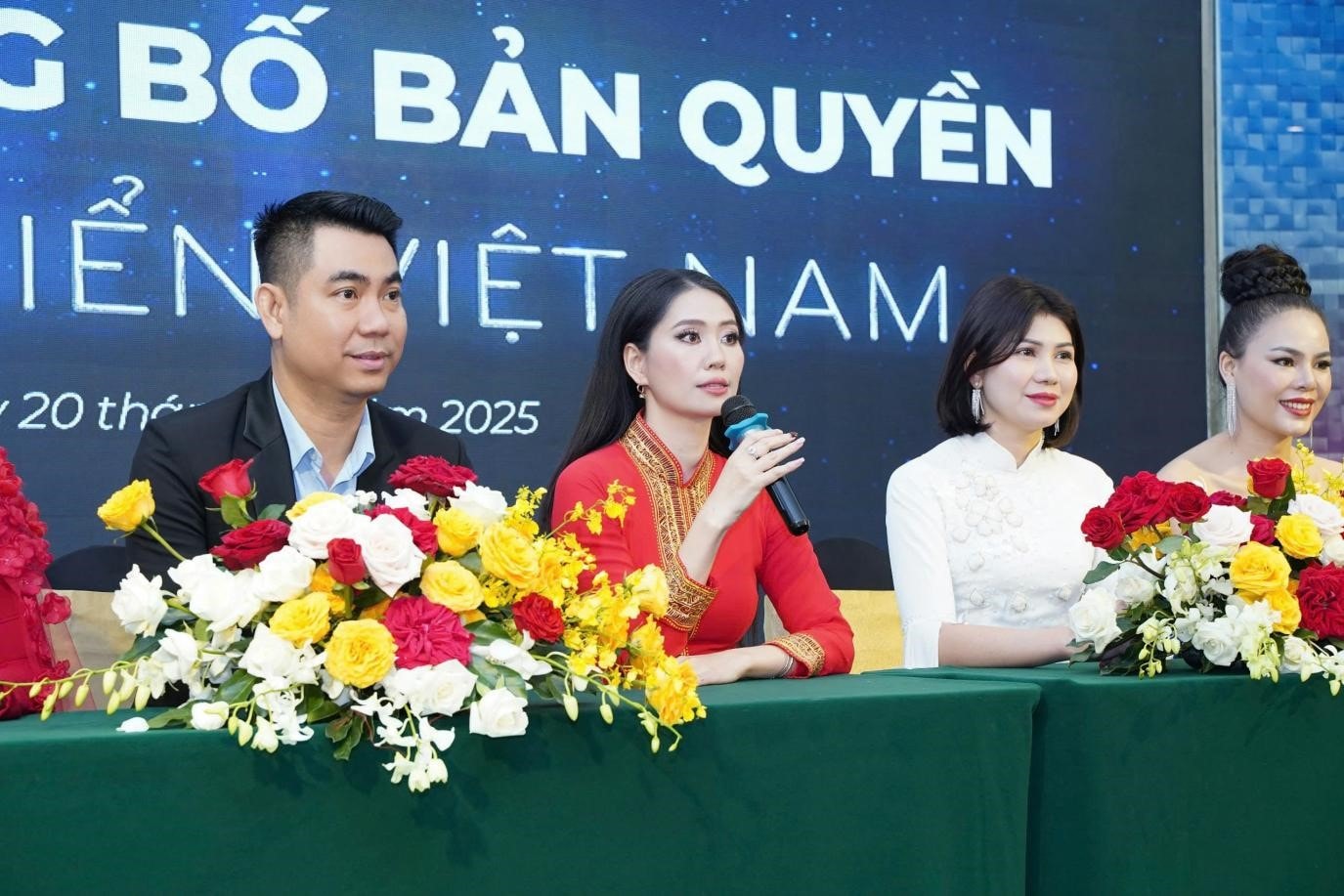 hop bao cong bo ban quyen hoa hau bien viet nam hinh 1