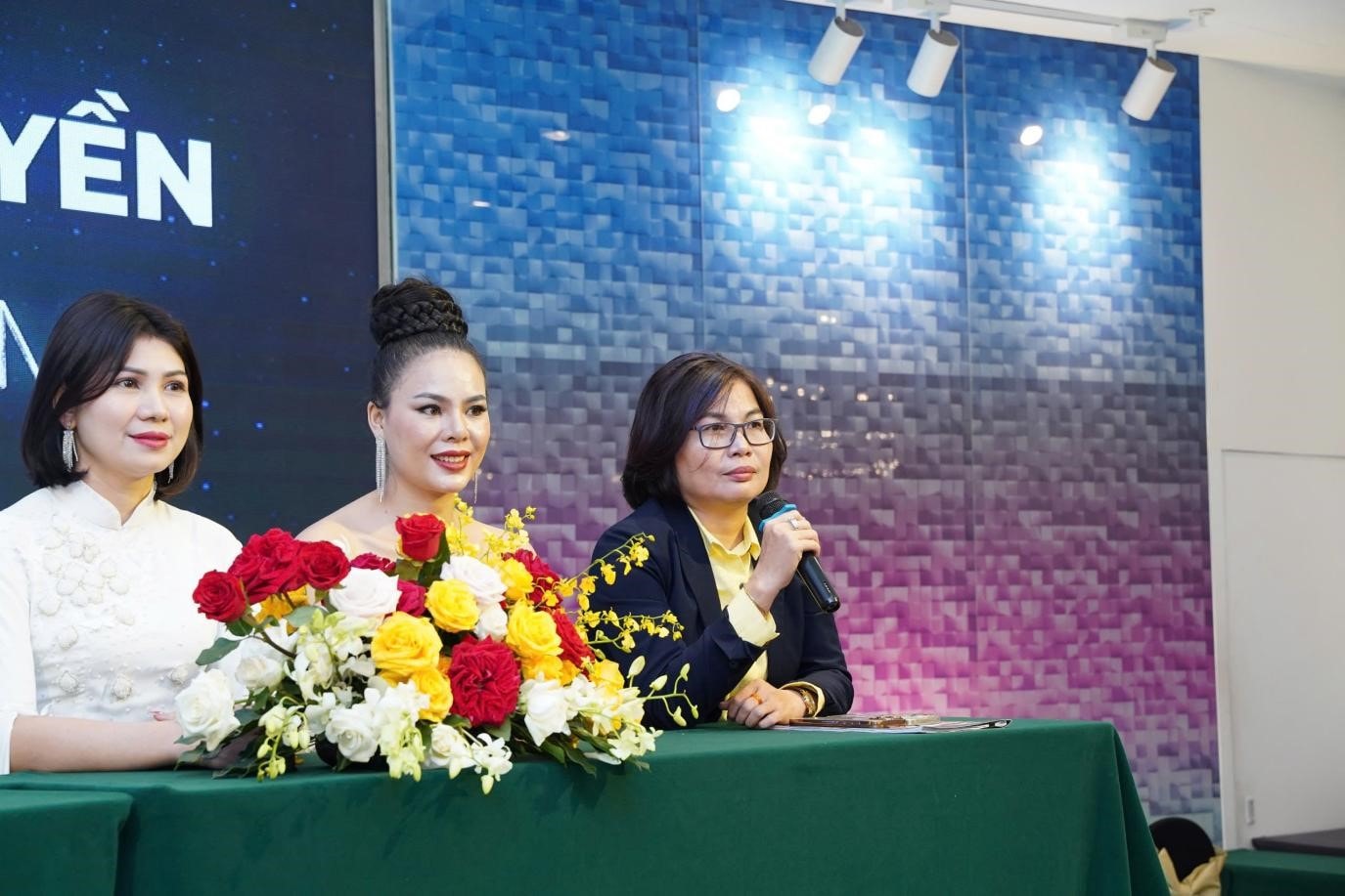 hop bao cong bo ban quyen hoa hau bien viet nam hinh 4
