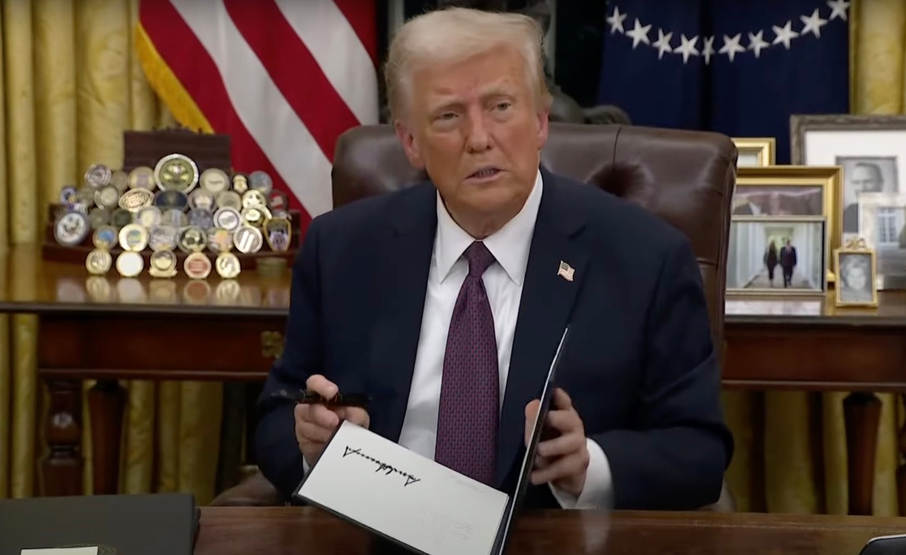 22 bang do dang dan chu lanh dao kien sac lenh xoa quyen cong dan cua ong trump hinh 1